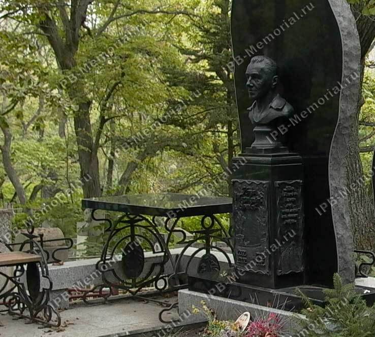 Столик и скамейка на могиле. Металл, гранит