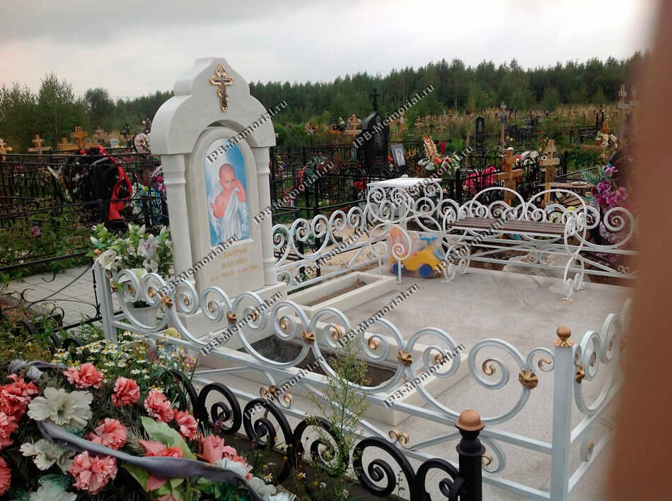 Столик и лавочка из металла на могиле