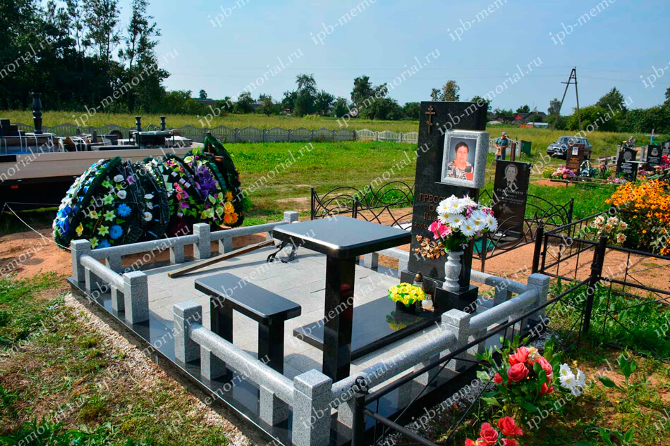 Стол и лавка из гранита на могиле