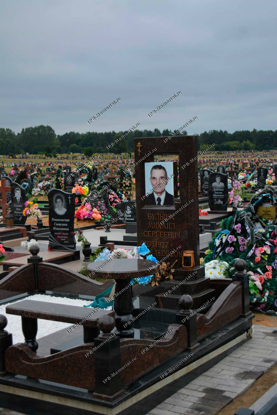 Круглый столик и лавка